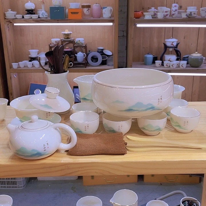 纯白的天空下的天空是一片蓝海