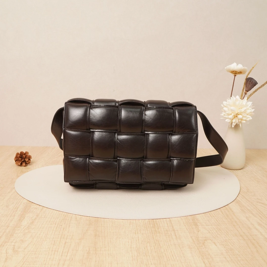 95新 BOTTEGA VENETA/葆蝶家 Bv15格枕头包咖啡色油蜡皮/DS027566