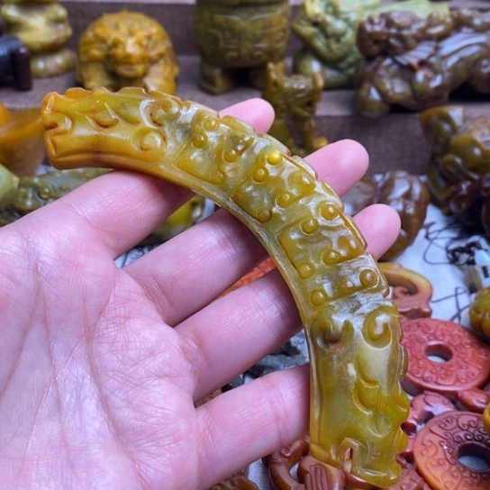 蛇纹石玉未镶嵌颈饰