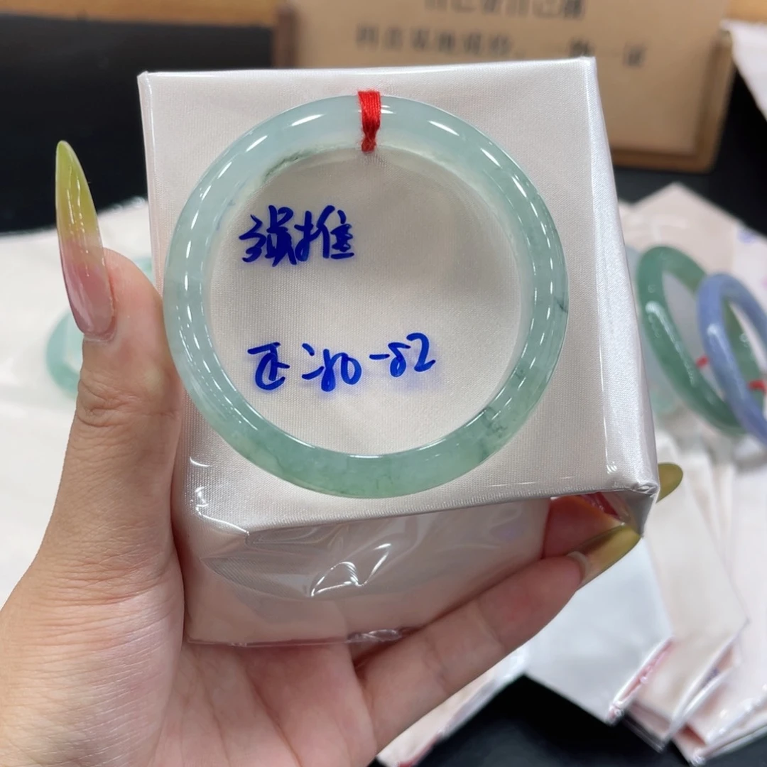 翡翠手镯未镶嵌翡翠