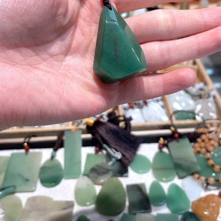 石英质玉未镶嵌颈饰