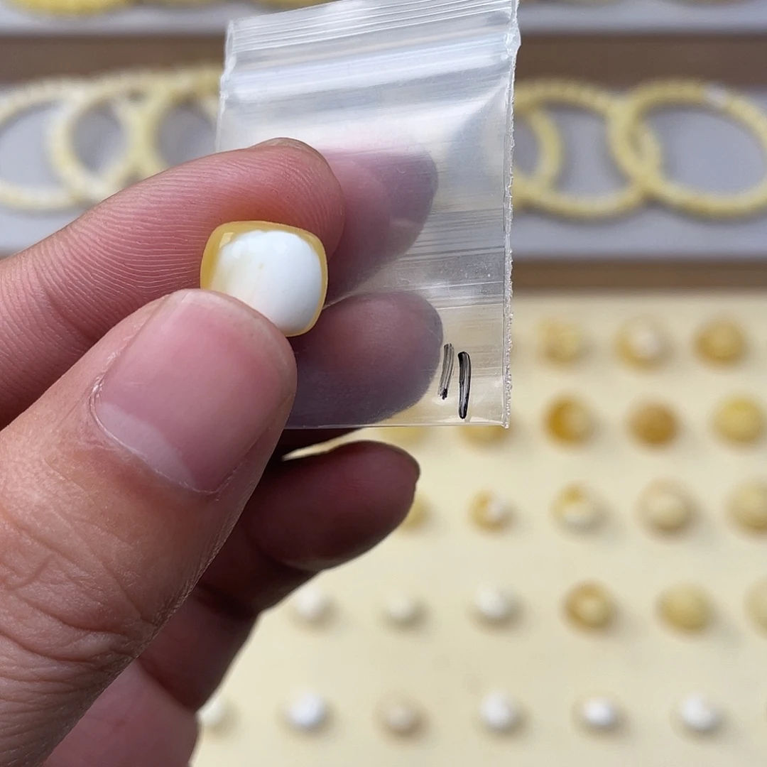 琥珀未镶嵌裸石10.6mm