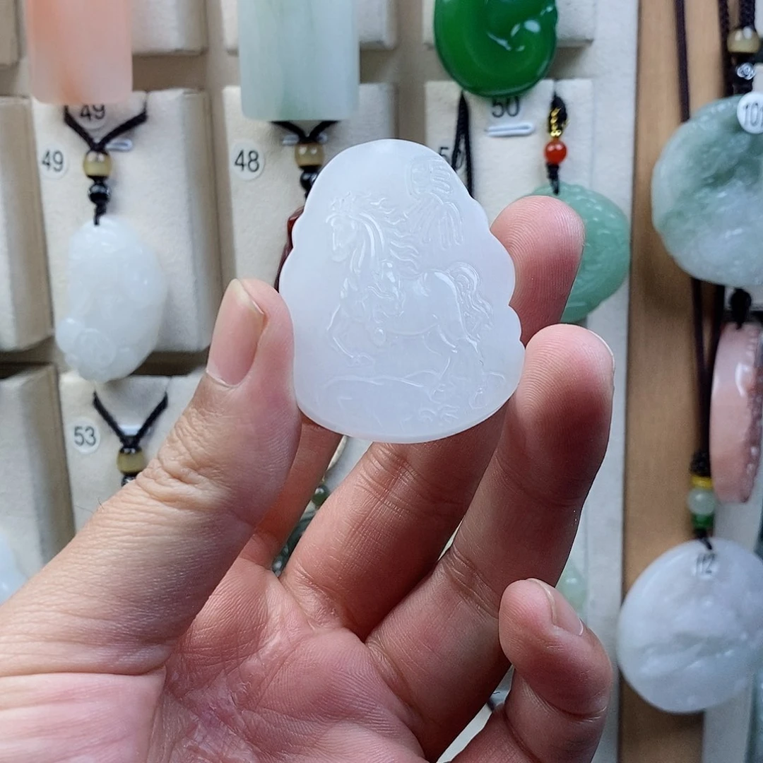 颈饰未镶嵌石英质玉（金丝玉）