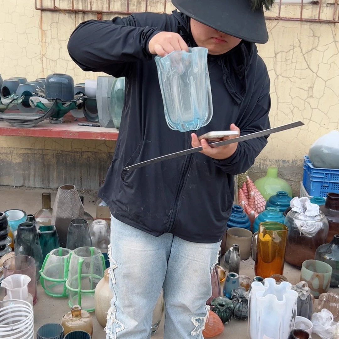 冰蓝色琉璃花器摆件高度20瑕疵