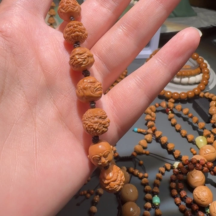 猴头核桃把件聚***楼七星罗汉