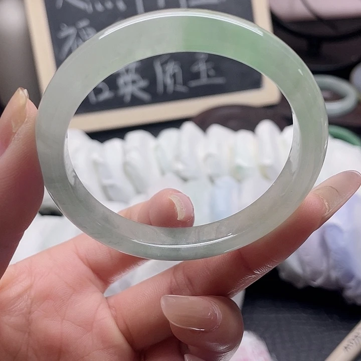 石英岩玉未镶嵌手镯1