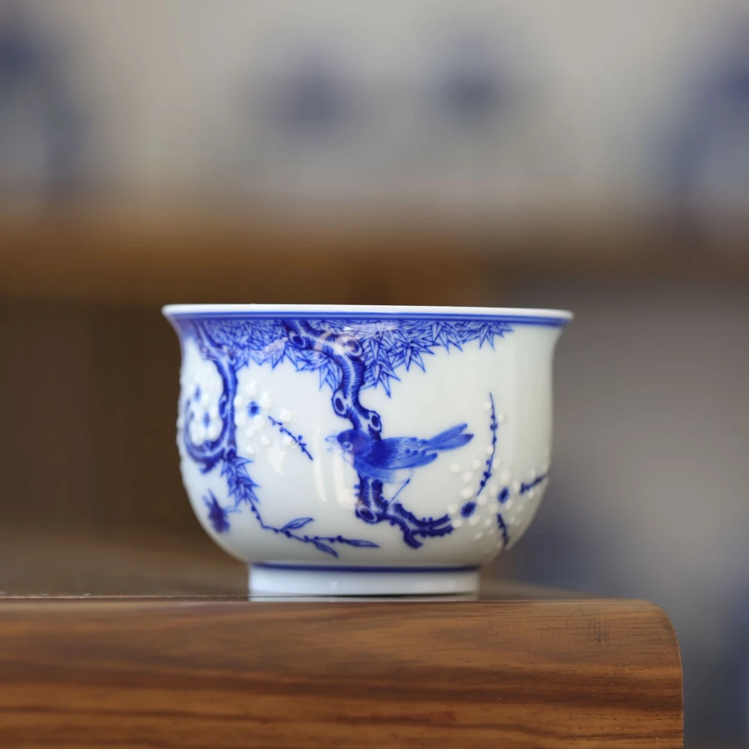 小桥-青花堆雕喜上眉梢撇口杯新款-手工陶瓷有差异