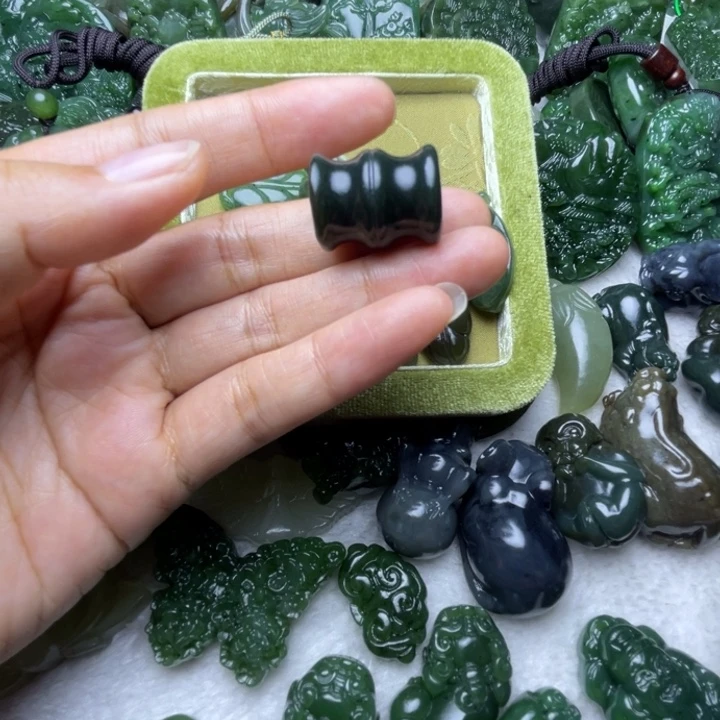 *****和田玉未镶嵌颈饰