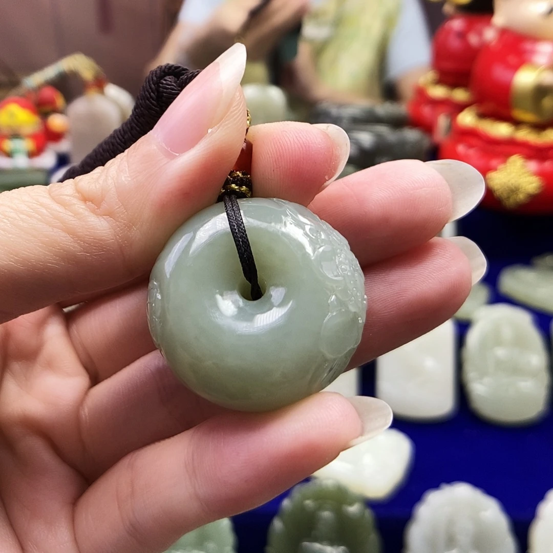 王***琴和田玉未镶嵌颈饰