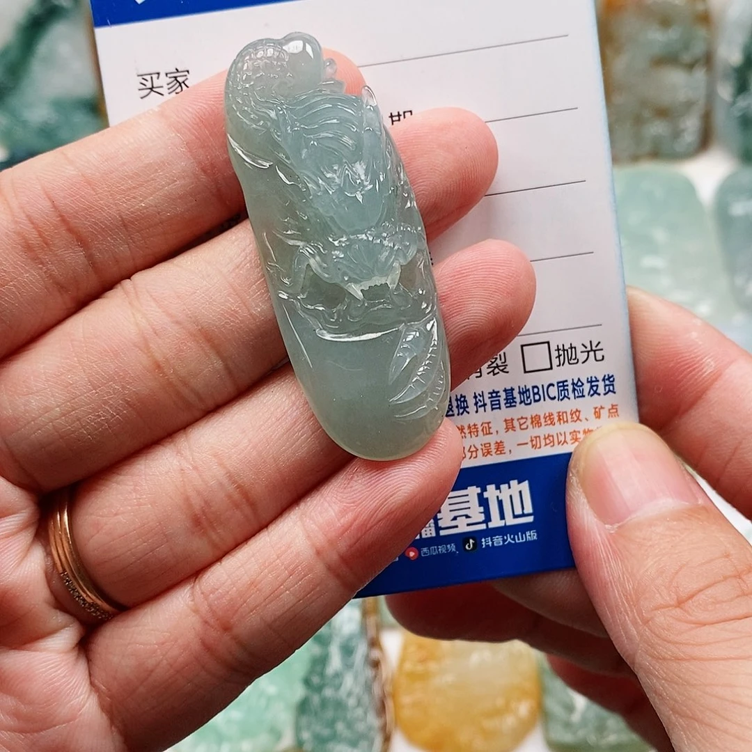 翡翠未镶嵌颈饰龙牌