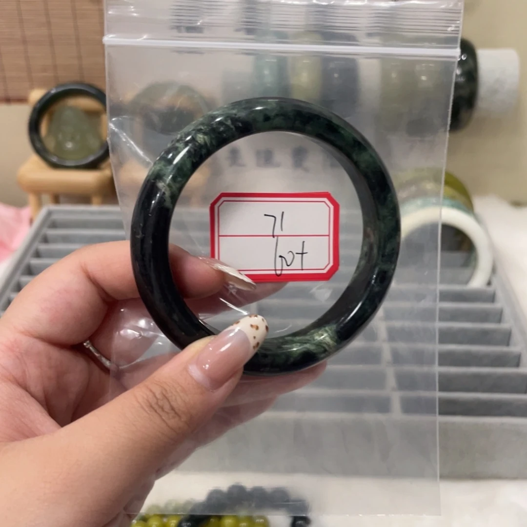 蛇纹石玉手镯未镶嵌