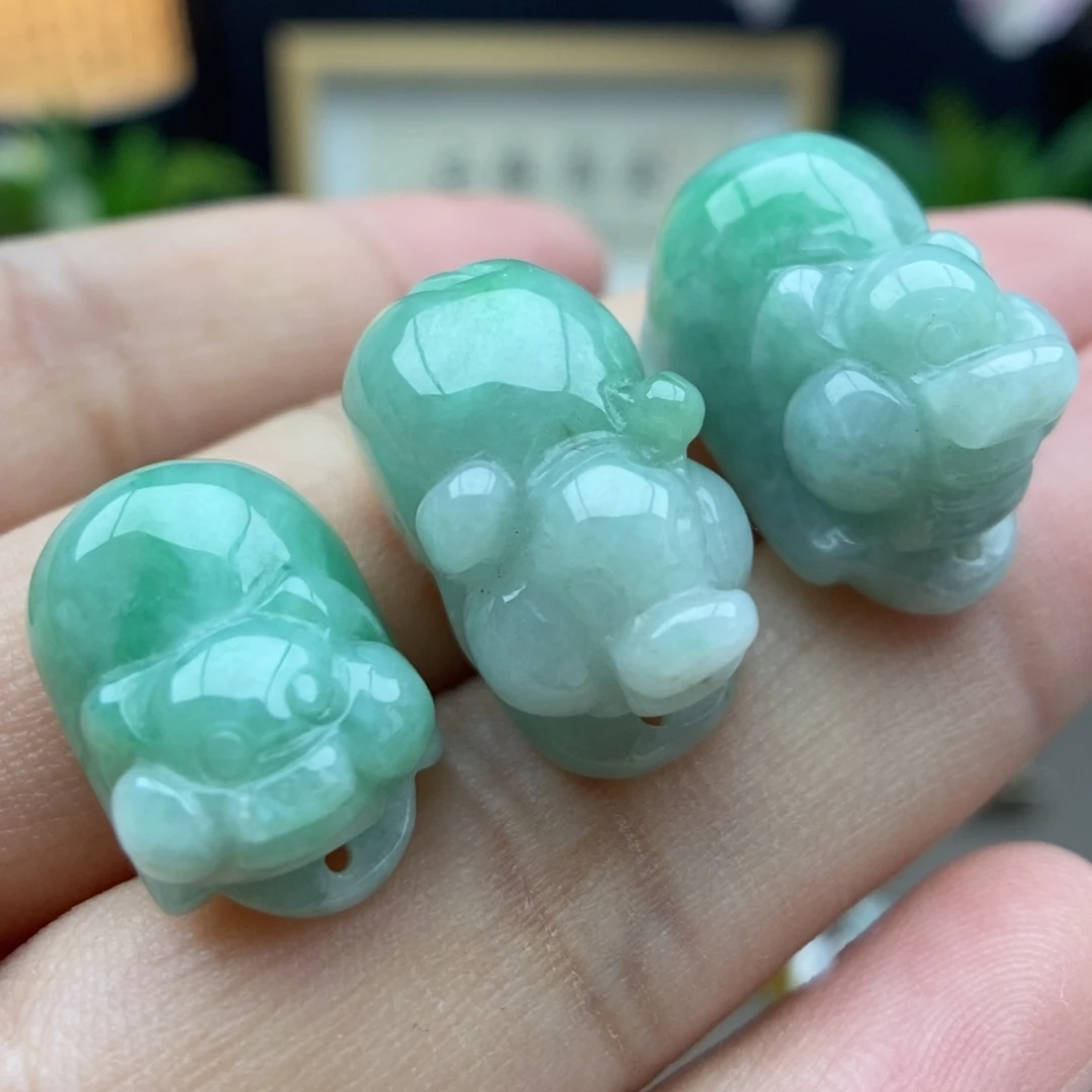 翡翠未镶嵌颈饰发其一