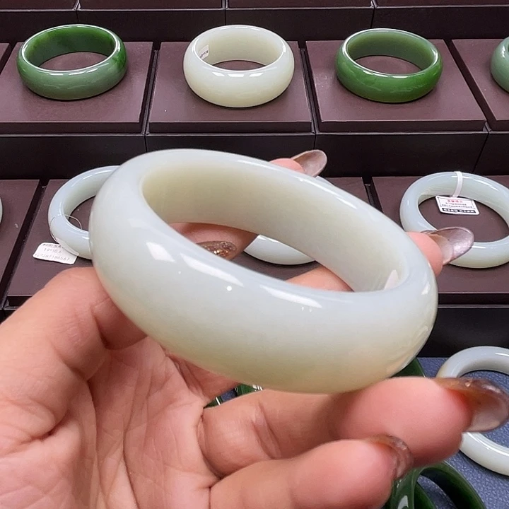 和田玉未镶嵌手镯