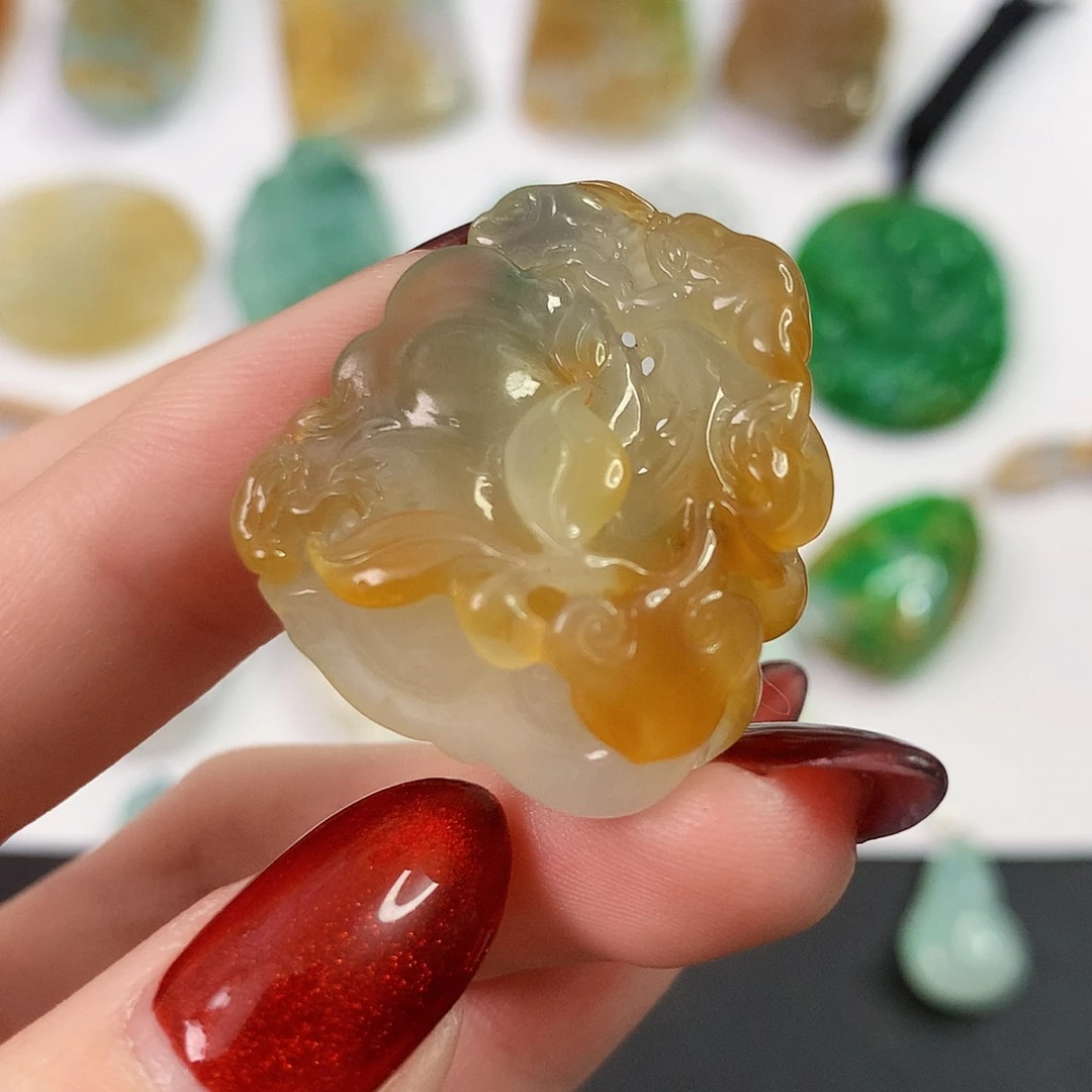 翡翠未镶嵌颈饰如意