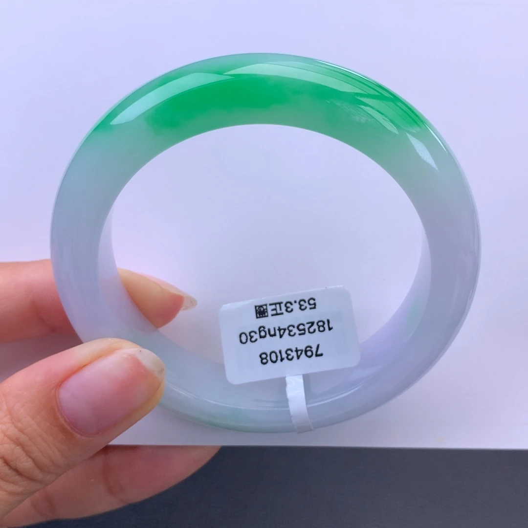 翡翠未镶嵌手镯细糯化白底阳绿手镯（有纹捡漏）