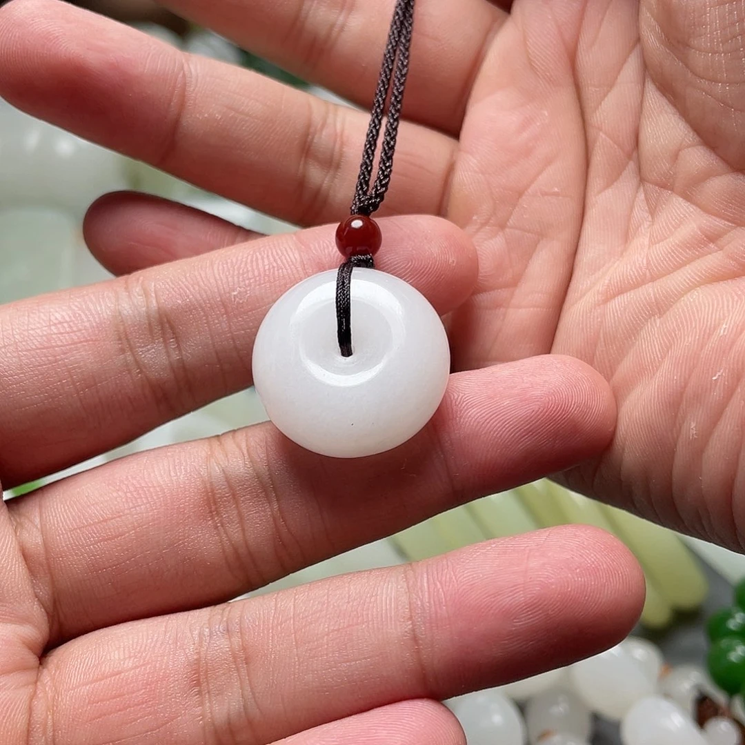 天然新疆羊脂白吊坠牌油润细糯高端大气