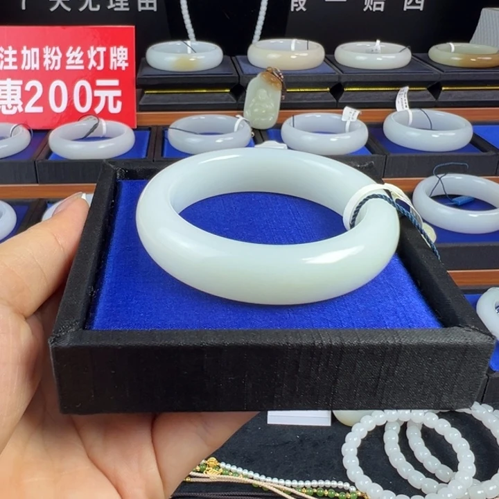 取***手未镶嵌手镯和田玉