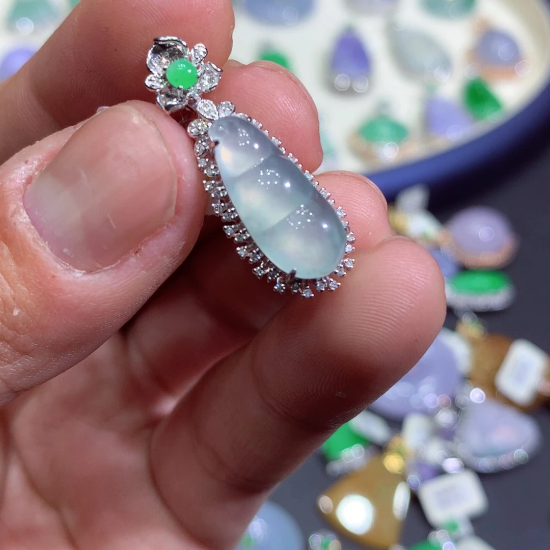 翡翠吊坠(赠链)18K金镶嵌