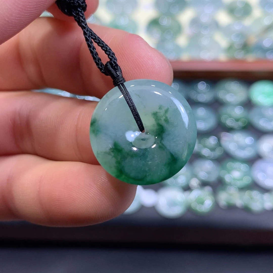 翡翠颈饰未镶嵌平安扣