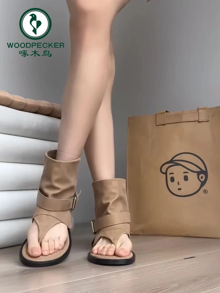 啄木鸟内增高人字夹趾搭扣凉靴女2025年夏季新款时髦短筒罗马凉鞋