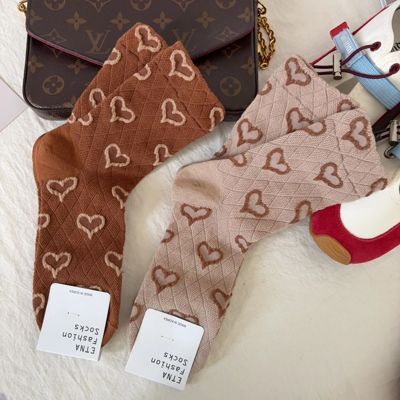 韩国东大门早秋新款满印浮雕爱心中筒袜酒红色复古奶咖色甜美女袜
