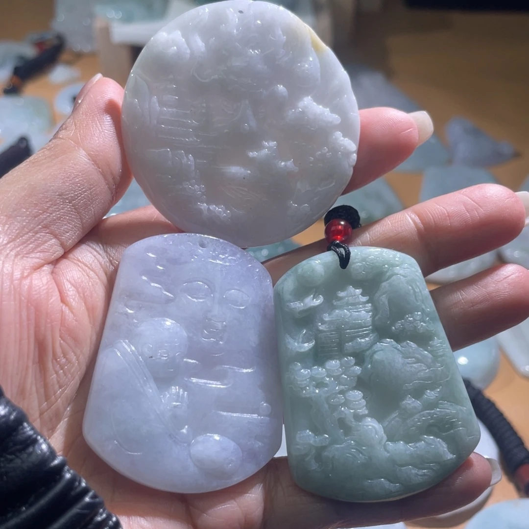 翡翠未镶嵌颈饰翡翠三个，微瑕