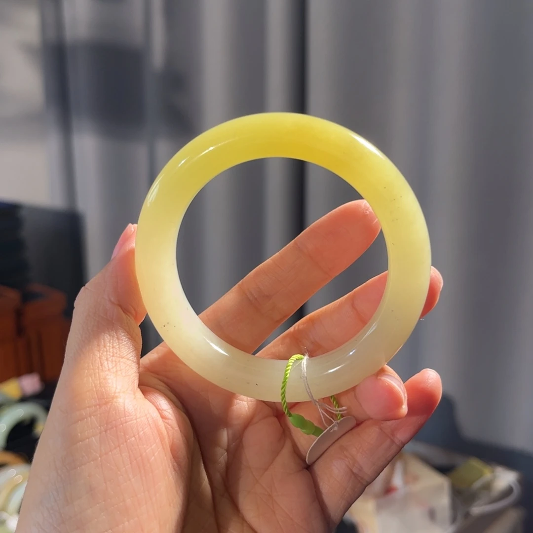 和田玉未镶嵌手镯  「鸡油黄半山水」