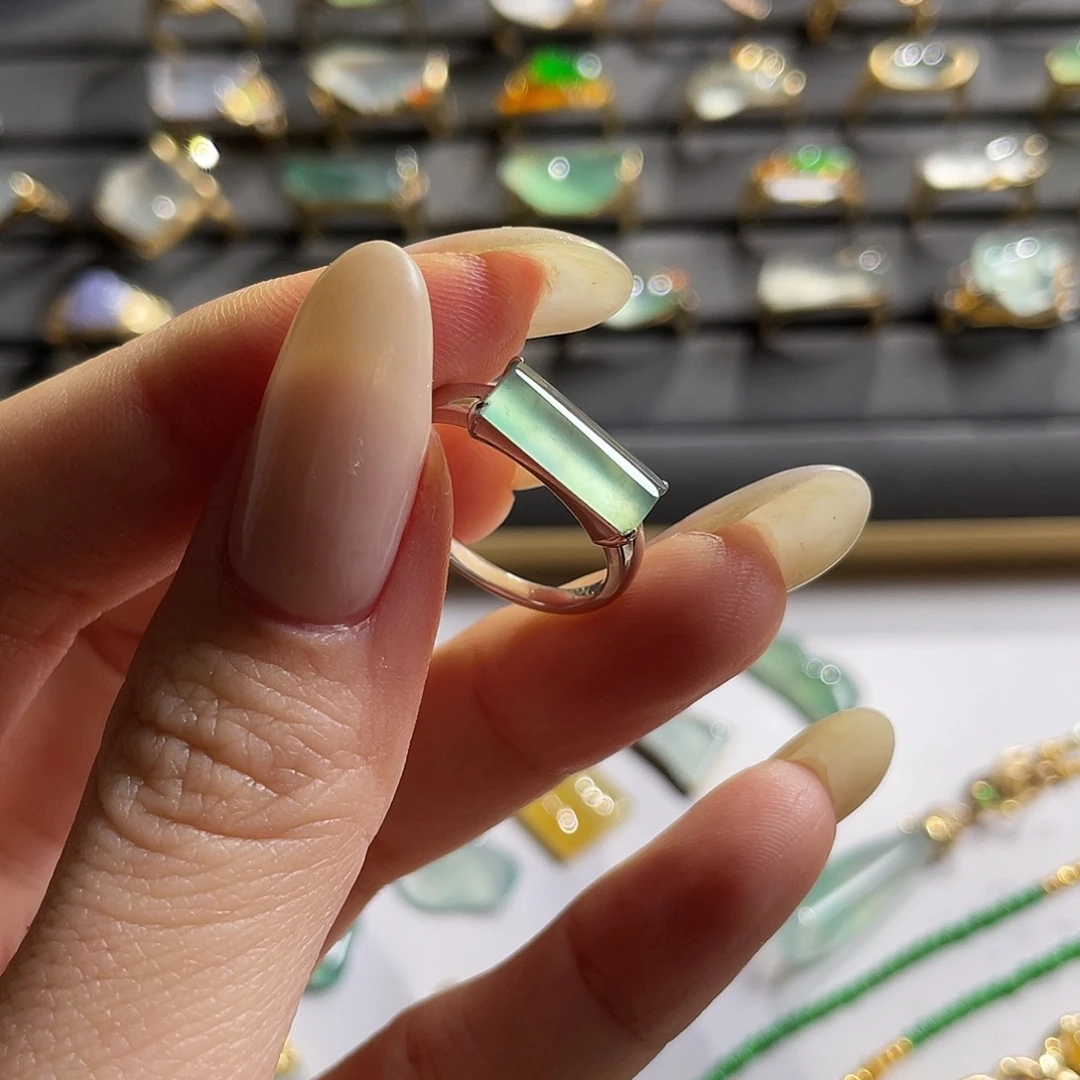 翡翠18K金镶嵌戒指冰蓝灯管戒指 48小时鉴赏