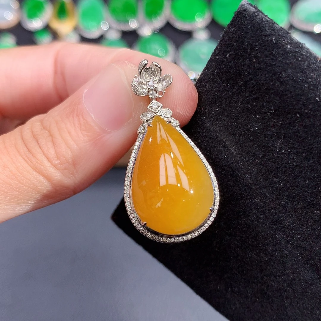 翡翠18K金镶嵌颈饰