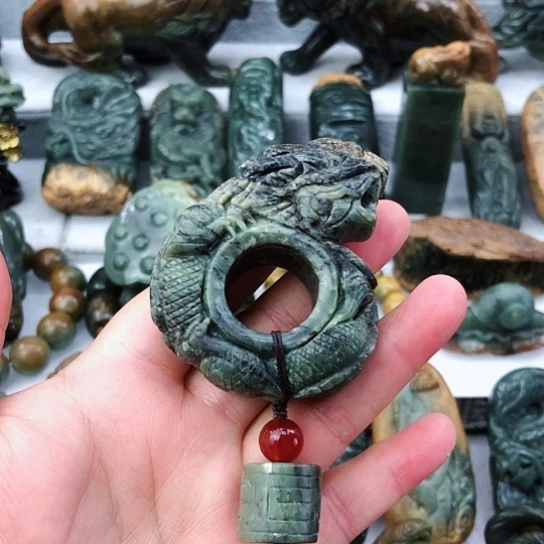 未镶嵌岫岩河磨玉（透闪石质玉）把件