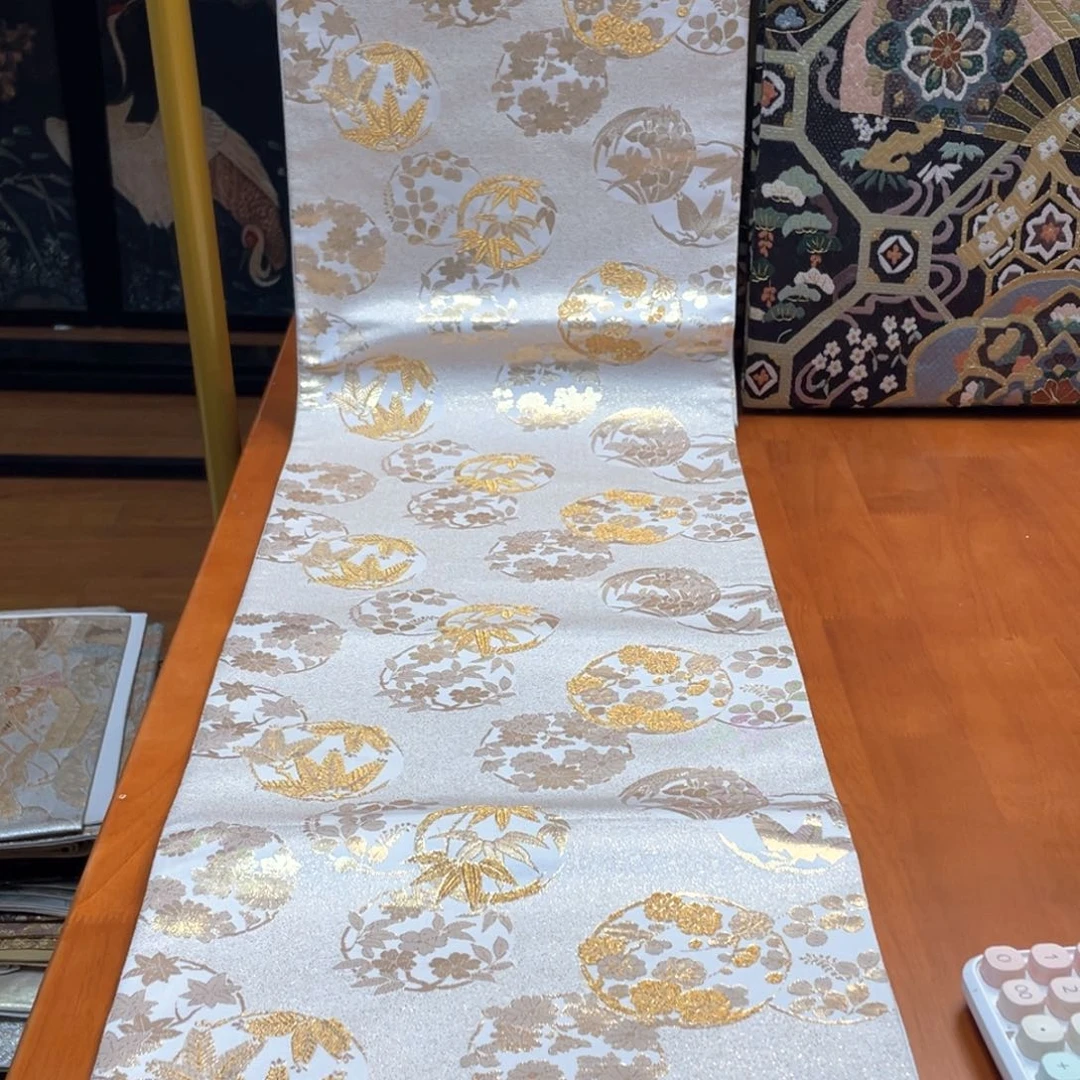 织绣撒金团花织锦