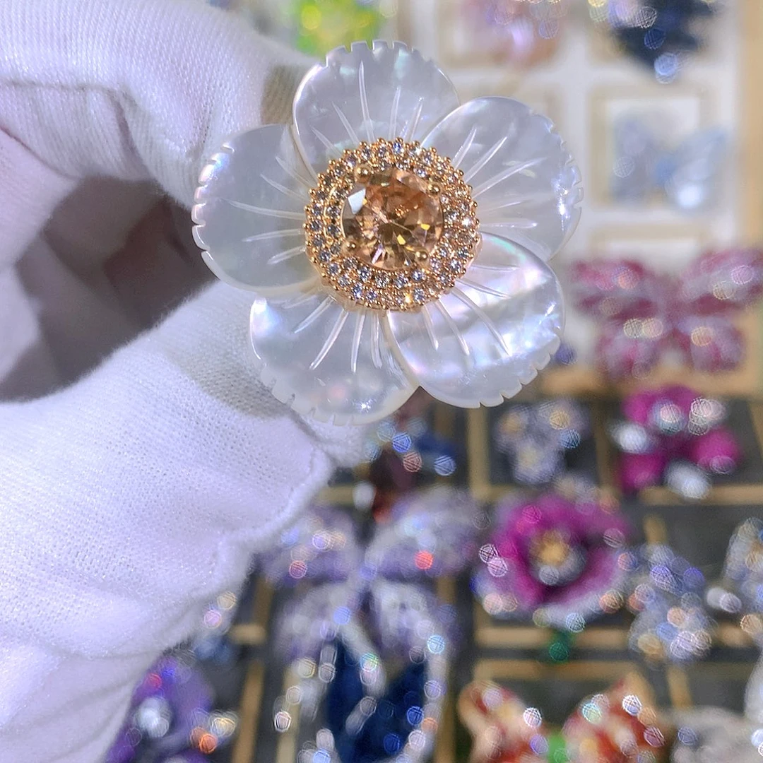 合成立方氧化锆铜胸针