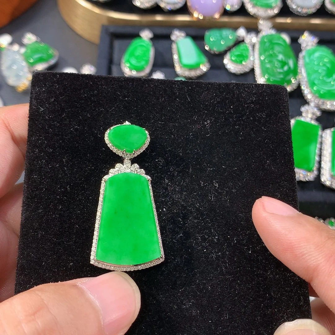 一****翡翠18K金镶嵌颈饰