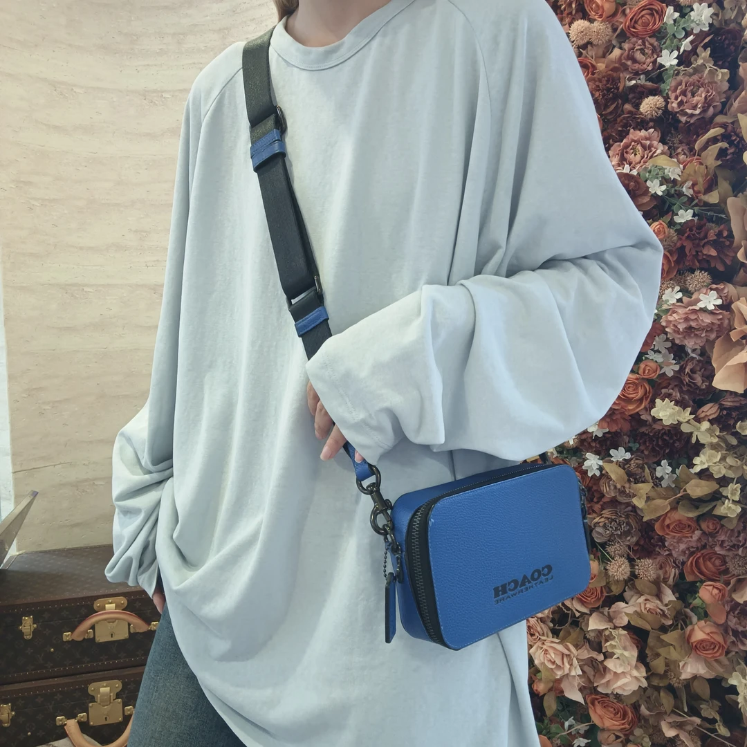 95新 Prada/普拉达 【冰】蓝色克莱因斜挎包带小圆饼