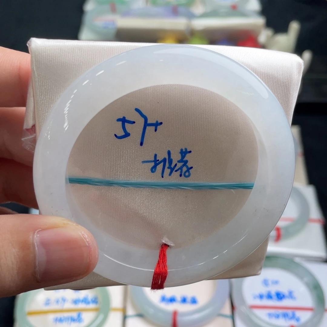 翡翠手镯未镶嵌翡翠手镯