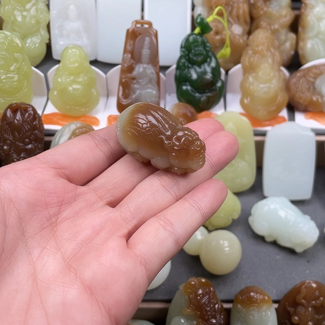 晴***里颈饰未镶嵌和田玉