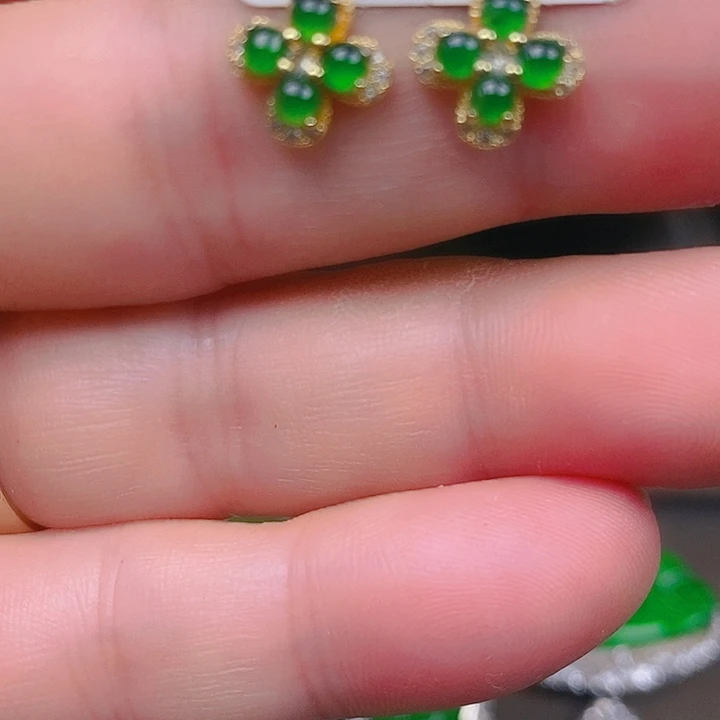 翡翠未镶嵌耳饰天然a货翡翠。精品耳钉