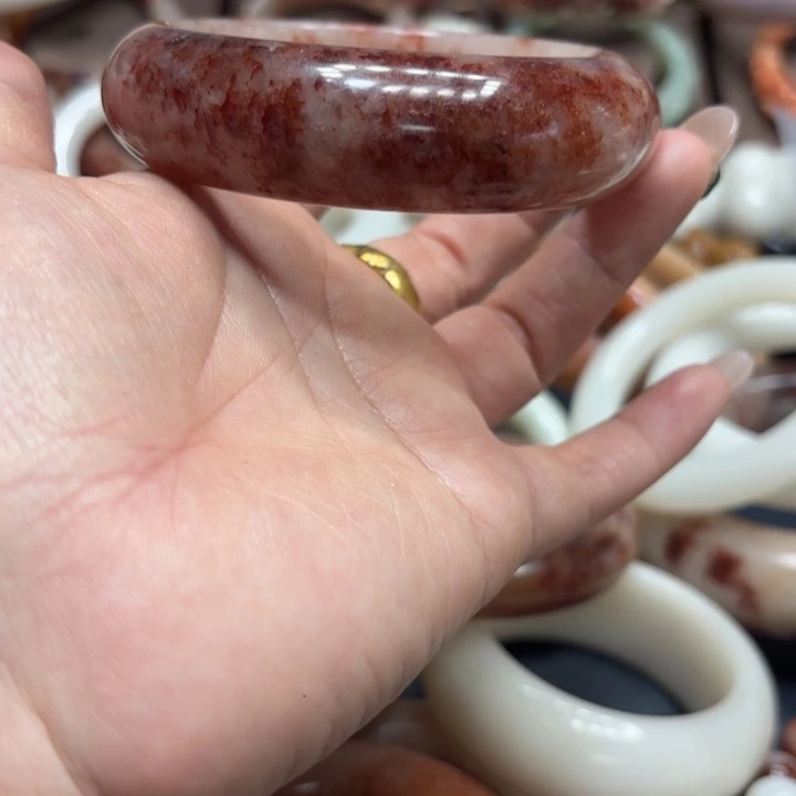 糖***。石英岩玉合金颈饰