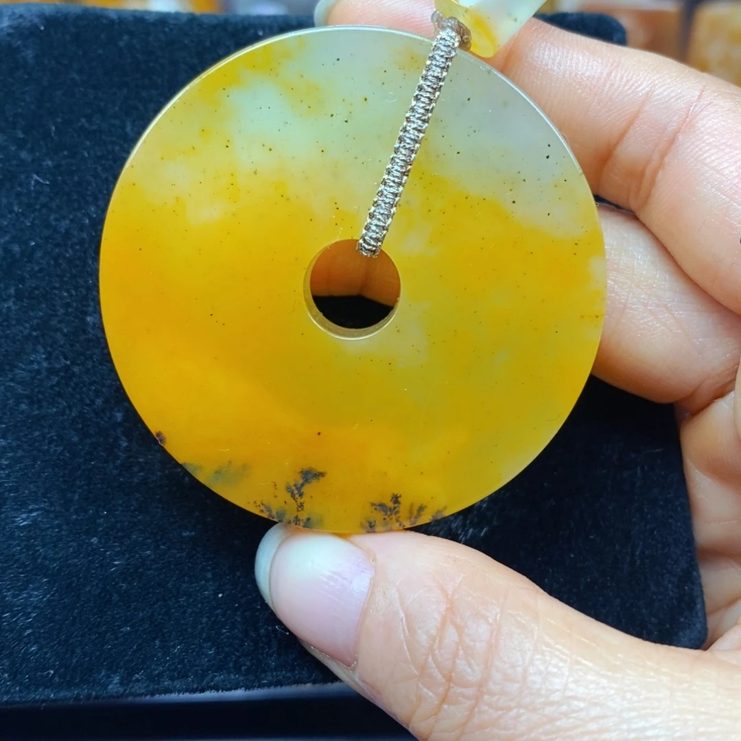 未镶嵌石英质玉（黄龙玉）颈饰