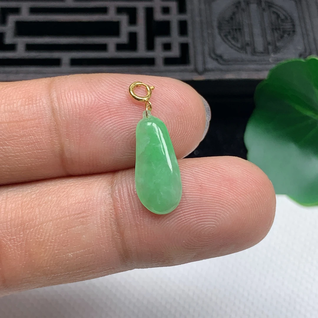 缅甸天然翡翠A货18K金扣精美飘绿福瓜吊坠尺寸17.1*7.3*2.8mm