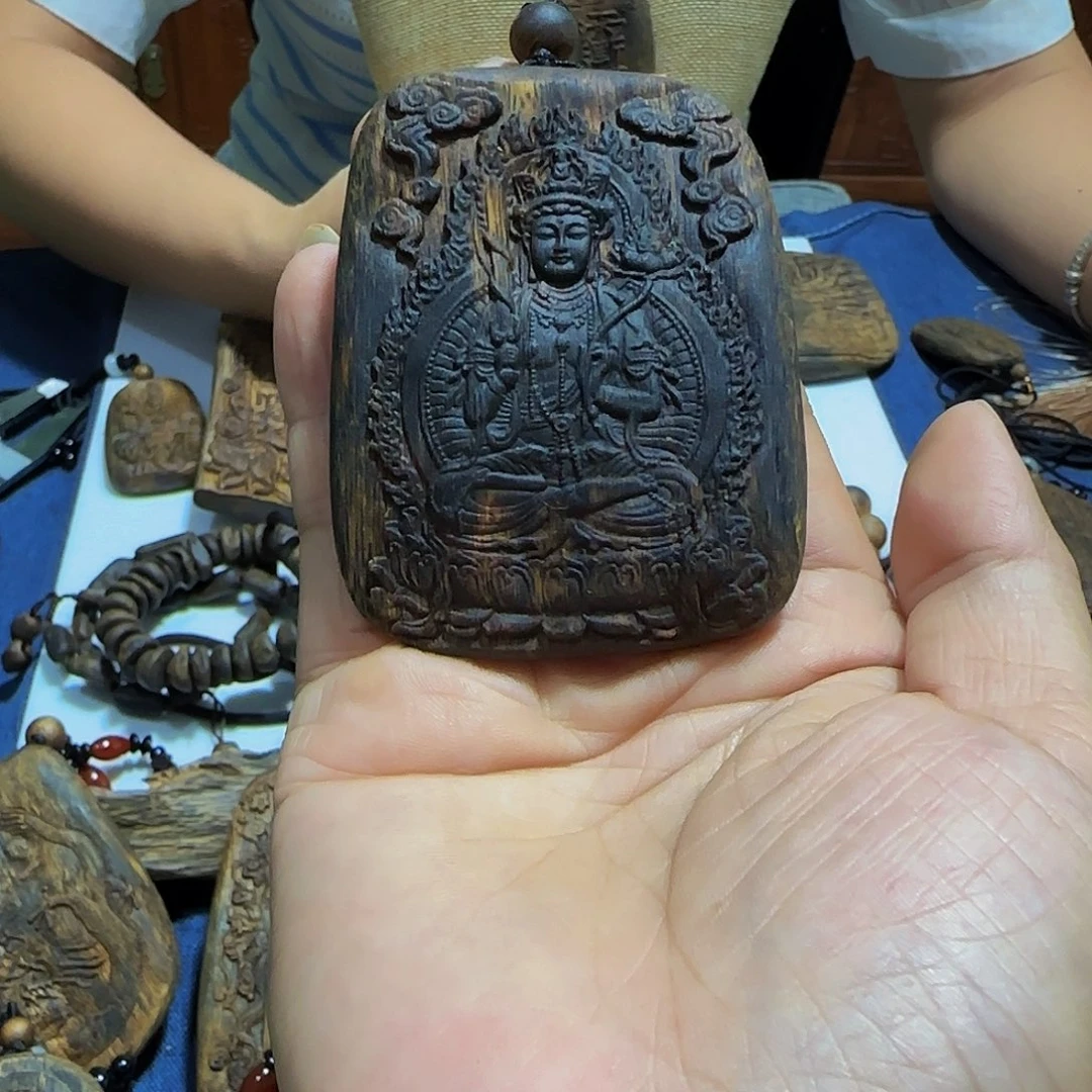 乐***然沉香吊坠海南白奇糖结沉水浮虚空菩萨带绳30克