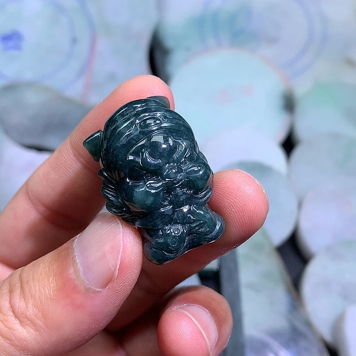 翡翠未镶嵌颈饰钟馗