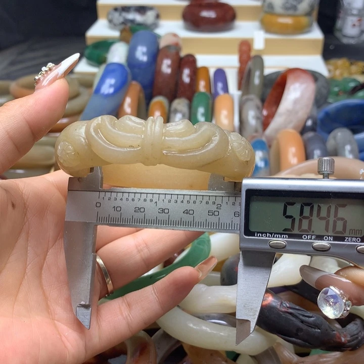 未镶嵌手镯石英质玉