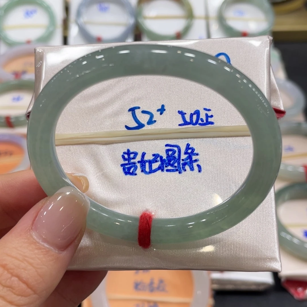 翡翠手镯未镶嵌翡翠