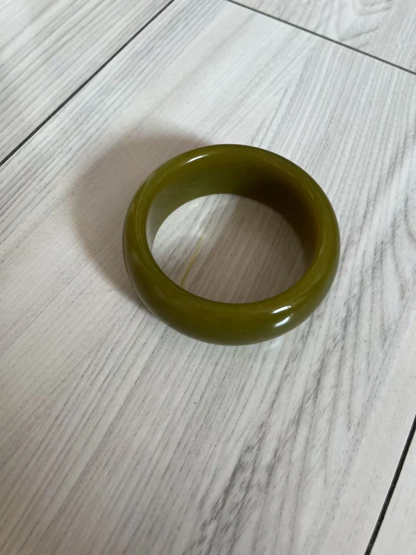 岫玉宽版牛油果色手镯多样性发货