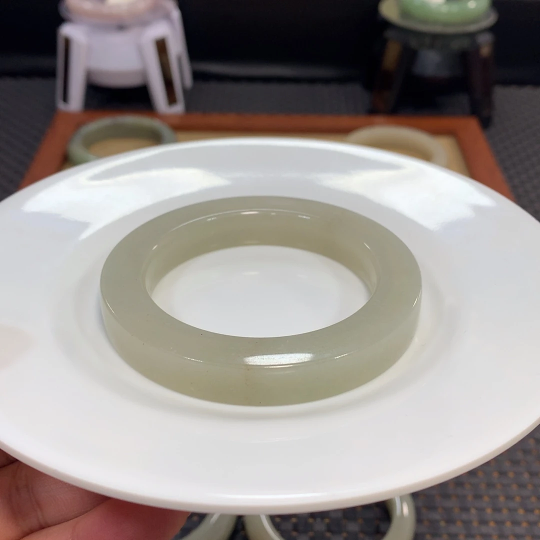 哈***～石英质玉（佘太翠）未镶嵌手镯漏54.2豆青方镯