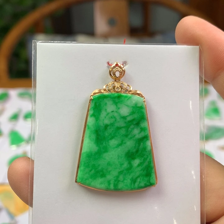 翡翠18K金镶嵌颈饰翡翠吊坠