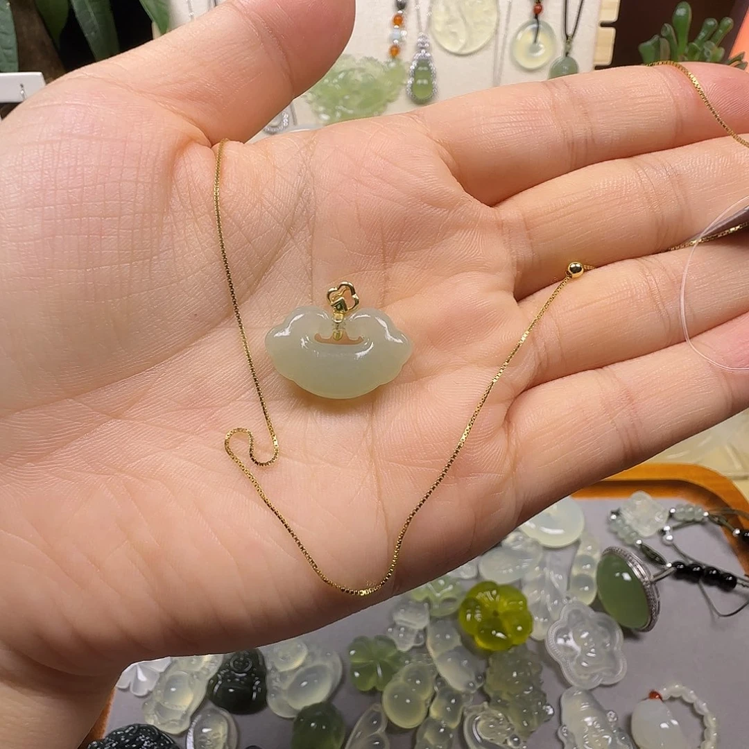 小***班颈饰未镶嵌和田玉