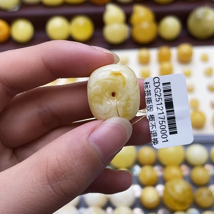 琥珀未镶嵌裸石29.1*17.6*10.9mm 瑕