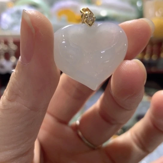 翡翠未镶嵌颈饰爱心吊坠